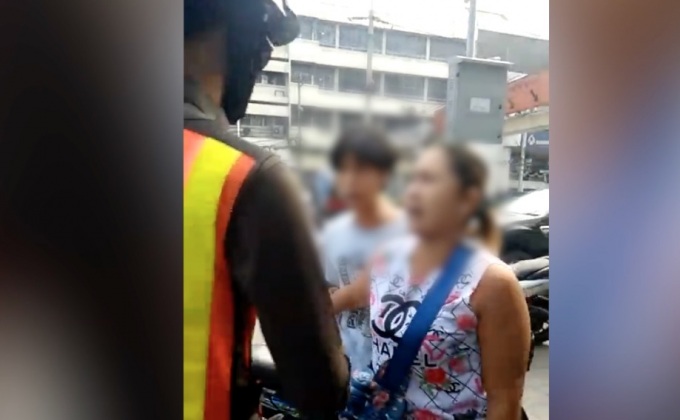 เผยคลิป 2 แม่ลูกรุมด่า ตร.มันปาก ก่อนถูกแจ้ง 5 ข้อหา