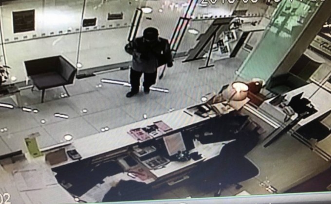 โจรบุกเดี่ยวจี้แบงก์ กวาดเงินครึ่งล้านหนีลอยนวล