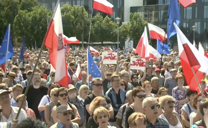 ชาวโปแลนด์ประท้วงกฎหมายปฏิรูปศาลฎีกา