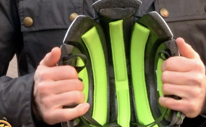 นักประดิษฐ์อังกฤษคิดค้นหมวกกันน็อกพับได้