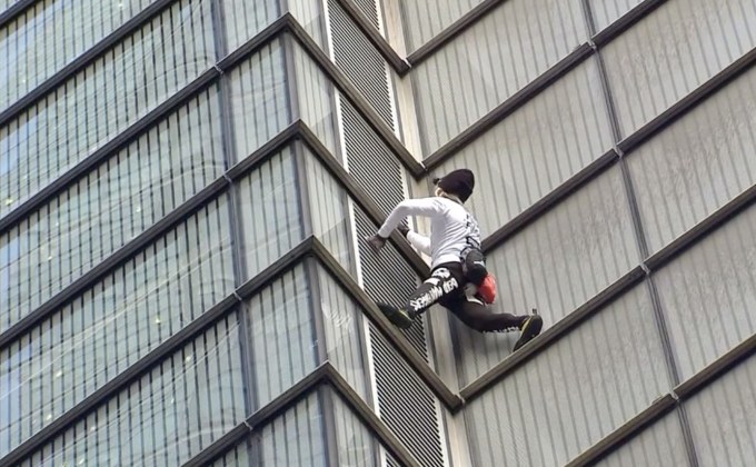 สไปเดอร์แมนฝรั่งเศสปีนตึกระฟ้าด้วยมือเปล่า