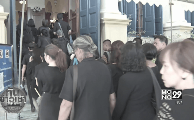 พสกนิกรร่วมสักการะพระบรมศพต่อเนื่อง