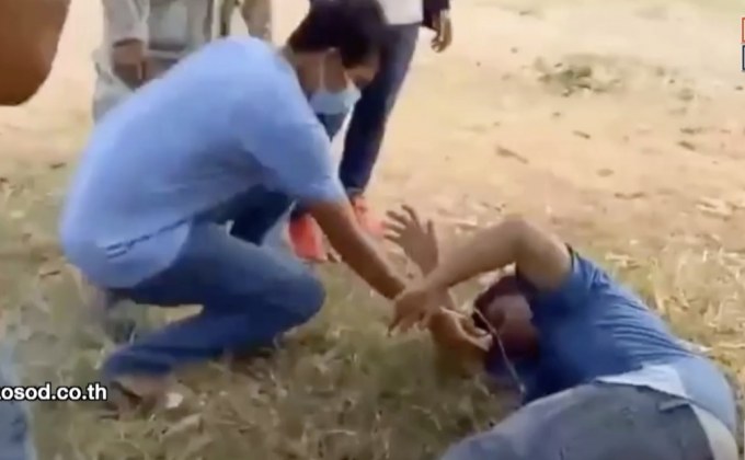 หนีกันกระเจิง จนท.บุกทลายบ่อนพนันไก่ชน มั่วสุมไม่สน พ.ร.ก.ฉุกเฉิน