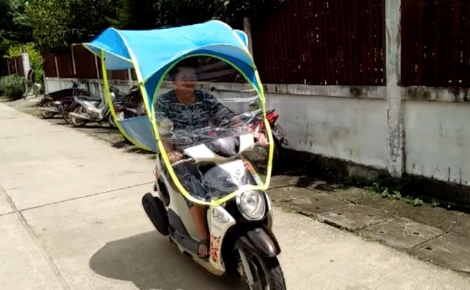 ดีกว่าร่ม “หลังคากันฝนจักรยานยนต์” สุดฮิตในพะเยา
