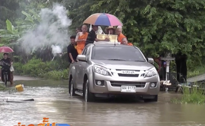 ชาวบ้านแห่ศพลุยน้ำ จ.พิจิตร