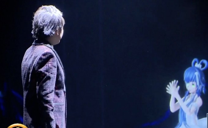 นักเปียโนจีนเล่นคอนเสิร์ตร่วมกับนักร้องเสมือนจริง