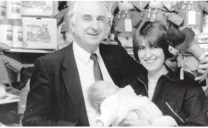 “ไมเคิล บอนด์” ผู้สร้างตัวการ์ตูน “หมีแพดดิงตัน” เสียชีวิตแล้ว