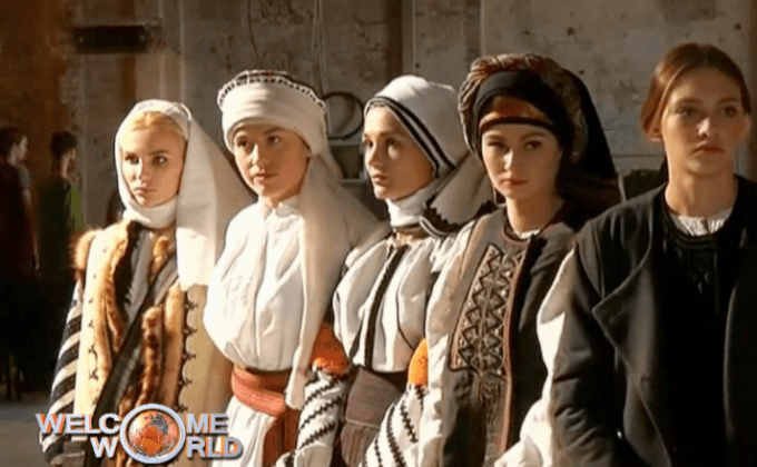 ชุดพื้นเมืองยูเครนในงานเคียฟแฟชั่นวีค