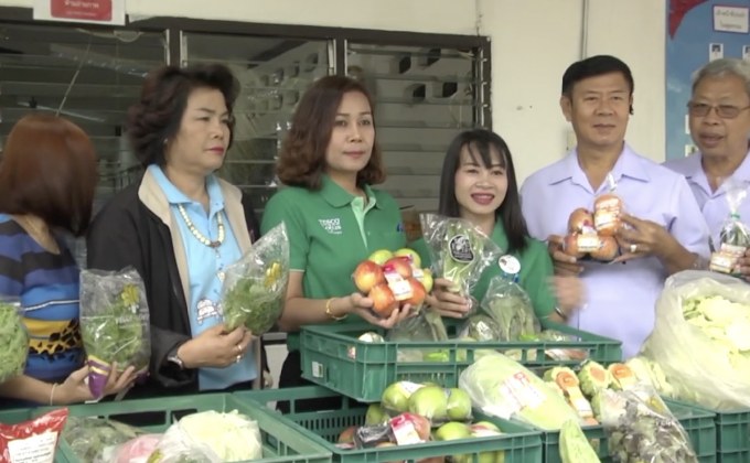 แจกอาหารให้คนยากไร้ ตาม “โครงการกินได้ ไม่ทิ้งกัน”