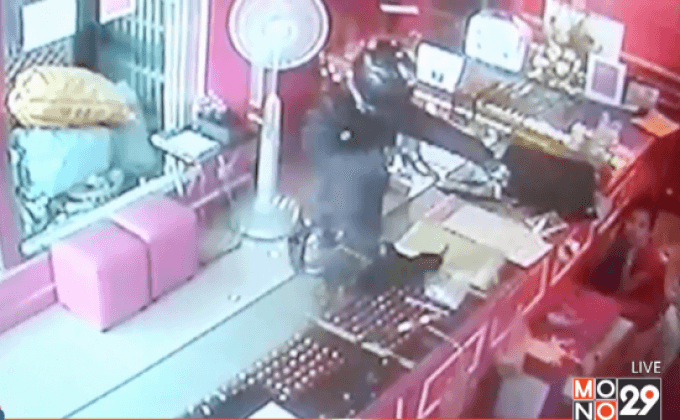 อุกอาจ! โจรควงปืน-พกมีด ปล้นแหวนทองหนียกถาด