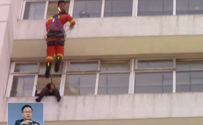 กู้ภัยจีนโดดถีบช่วยชีวิตหญิงสาวคิดสั้น