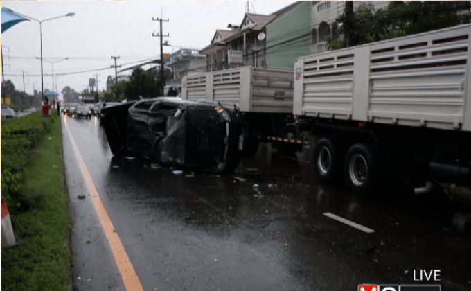 ฝนตกถนนลื่นรถเสียหลักสาหัส 4 คน