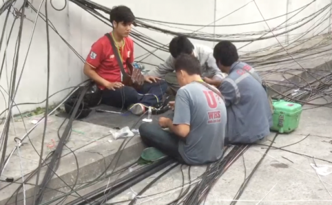 เจ้าหน้าที่ชุดสื่อสารเร่งซ่อมสายเคเบิล ซ.สวนพลู 8