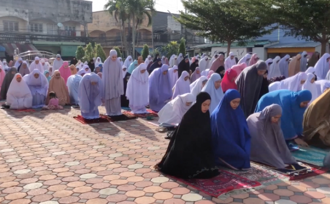 ชาวไทยมุสลิมร่วมละหมาดวันอีฎิลอัดฮา