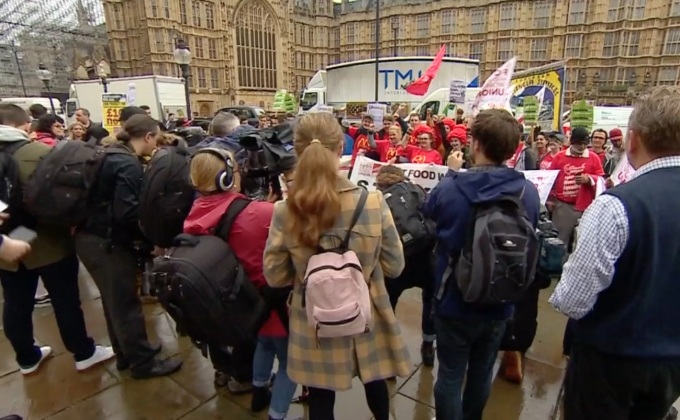 พนักงานแมคโดนัลด์ในอังกฤษผละงานประท้วง