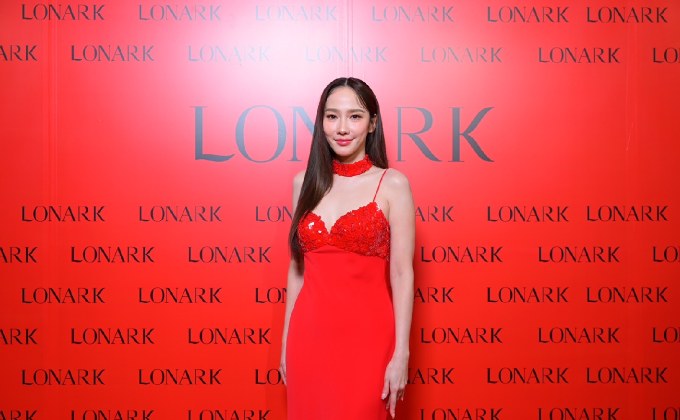 “1stLONARK New Experience” เปิดตัว “อั้ม พัชราภา ไชยเชื้อ” นางเอกซุปตาร์เบอร์ 1 ของประเทศไทย พรีเซนเตอร์อันดับ 1 ที่ให้ความไว้วางใจในแบรนด์ เปิดตัว LONARK LE BLANC RADIENCE SERUM เซรั่มบำรุงผิว อิมพอร์ตจากประเทศเกาหลีใต้ มาให้ชาวไทยได้ใช้สกินแคร์แบบมีคุณภาพ ดังสโลแกน “เซรั่มที่อั้มเลือก”