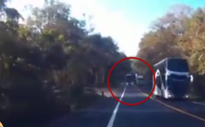 รถทัวร์ซิ่งท้านรก แซงเส้นทึบ