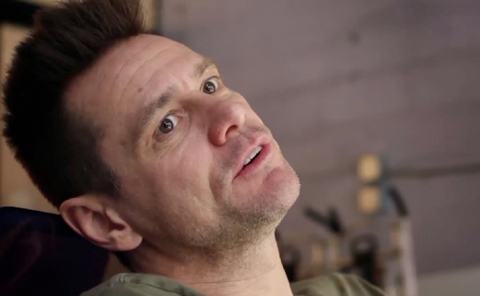 “จิม แคร์รี่” ส่งสารคดีสั้นเผยความหลงไหลในการสร้างงานศิลปะสีสันฉูดฉาด