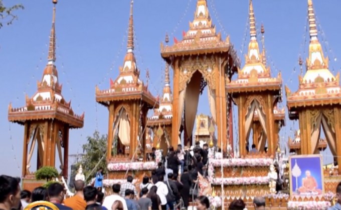 ศิษยานุศิษย์ร่วมวางดอกไม้ที่วัดบ้านไร่วันสุดท้าย