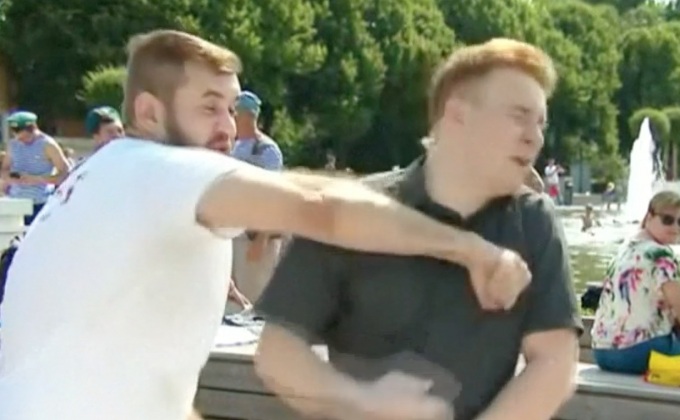 ผู้สื่อข่าวรัสเซียถูกชกระหว่างรายงานข่าว