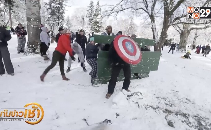 ชาวสหรัฐฯ หลายร้อยร่วมกิจกรรม “ปาหิมะ”