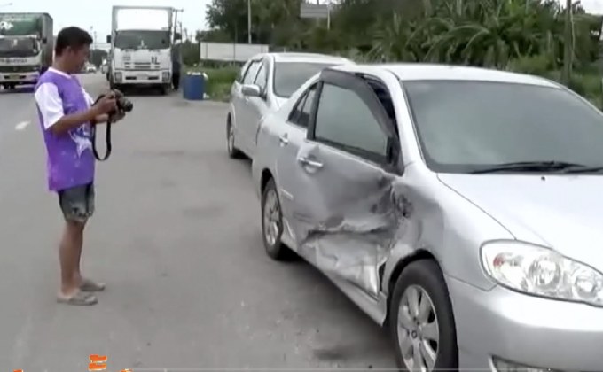 ล้อรถพ่วงหลุดพุ่งกระเด็นถูกรถยนต์พังเสียหาย