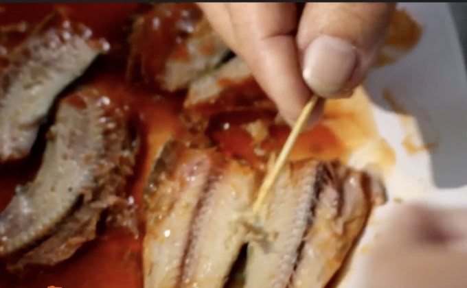 พบสิ่งผิดปกติในปลากระป๋อง คาดอาจเป็นพยาธิ