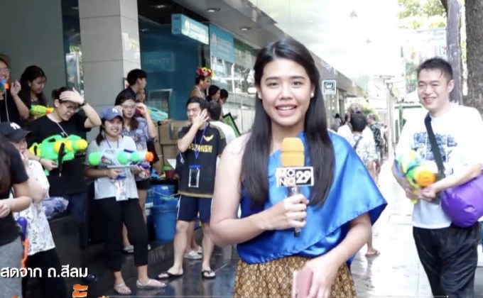 บรรยากาศเทศกาลสงกรานต์ถนนสีลมวันแรก