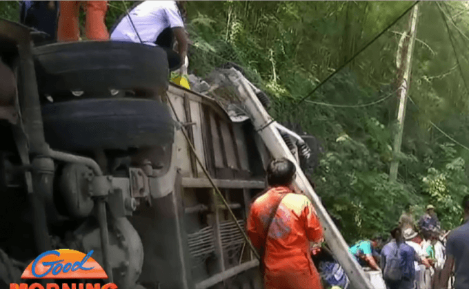 รถทัวร์พลิกคว่ำกลางโค้งเขาตับเต่า ดับ 8 ราย