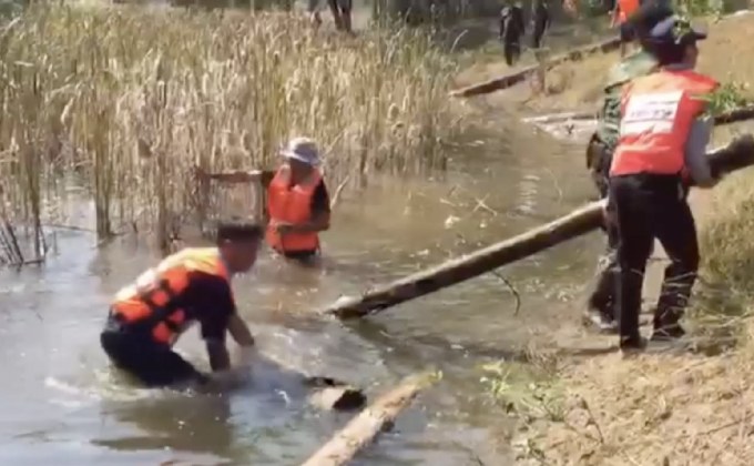 ยึดไม้สักท่อนซุกซ่อนในสระน้ำรีสอร์ต จ.ลำพูน