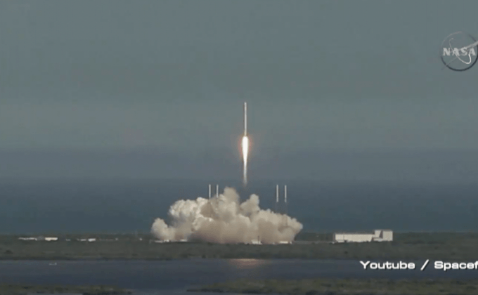 SpaceX บังคับจรวดฟอลคอน-9 ลงจอดบนพื้นโลกในแนวตั้งได้สำเร็จ