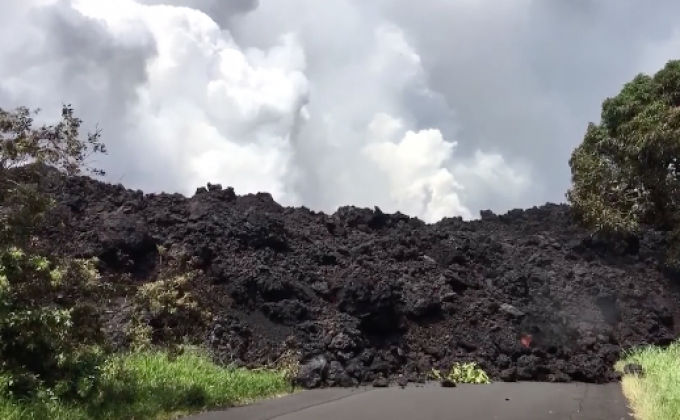 ลาวาภูเขาไฟคิลาเวไหลปิดถนนแล้ว