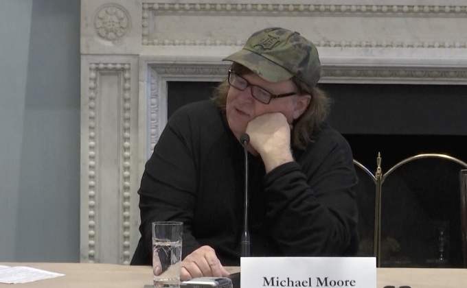 “ไมเคิล มัวร์” บริจาคเงินให้คณะละครเวที