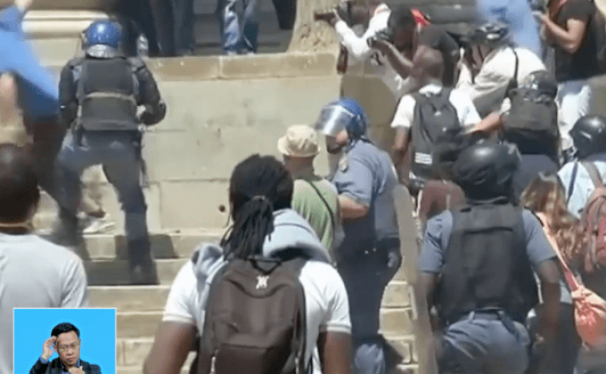 ตำรวจปะทะกับนักศึกษาในแอฟริกาใต้