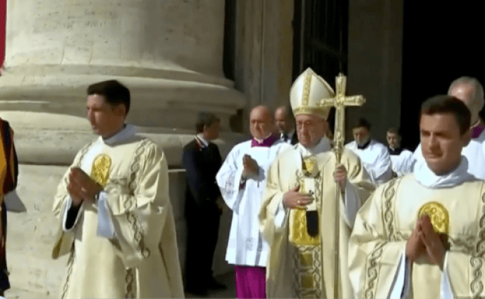 โป๊ปเลี้ยงพิซซาผู้ยากไร้เนื่องในพิธีแต่งตั้งแม่ชีเทเรซาเป็นนักบุญ