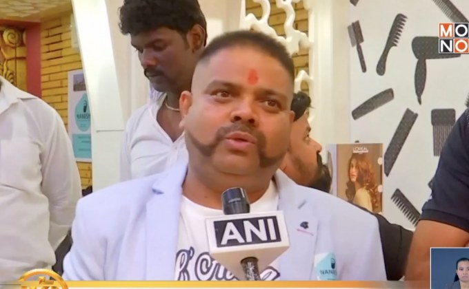 ชาวอินเดียแห่เล็มหนวดเลียนแบบนักบินฮีโร่