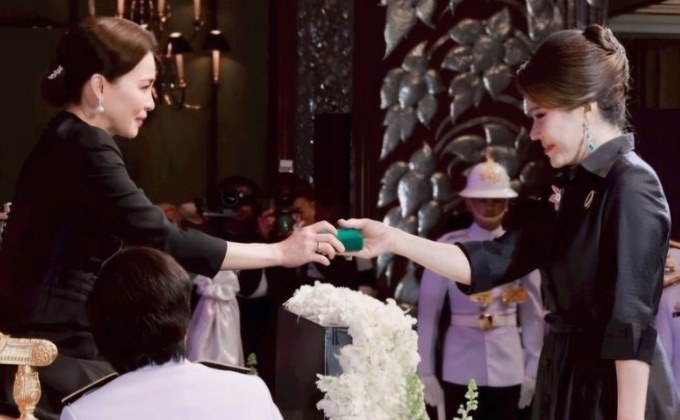 สว.ดร.วราภัสร์ รับพระราชทานรางวัล เกียรติคุณ”สตรีทรงพลัง”