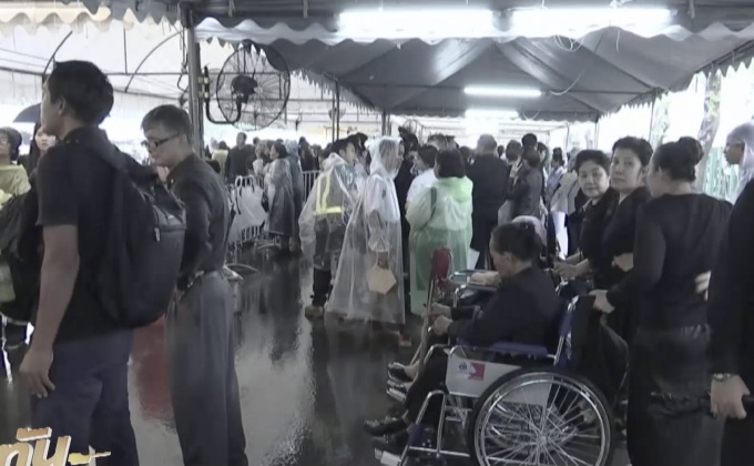 ประชาชนไม่หวั่นสายฝน เข้ากราบพระบรมศพเนืองแน่น