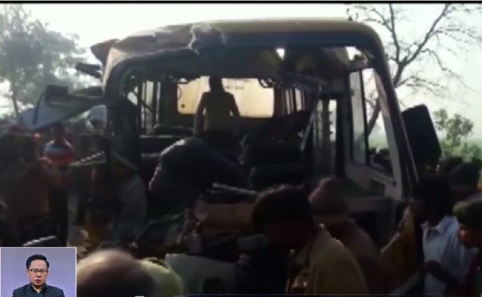 รถโรงเรียนชนกับรถบรรทุกในอินเดีย