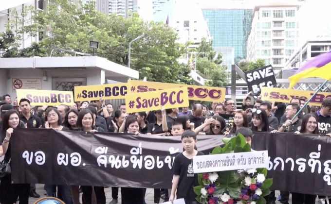 แต่งดำประท้วงเหตุพักงาน ผอ.กรุงเทพคริสเตียน