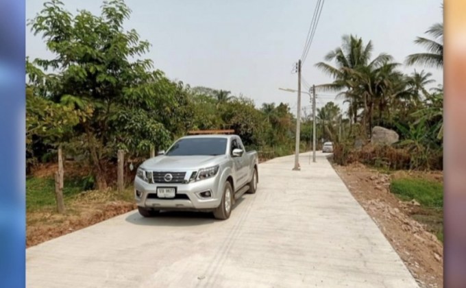 เสาไฟฟ้าโผล่กลางถนนสร้างใหม่