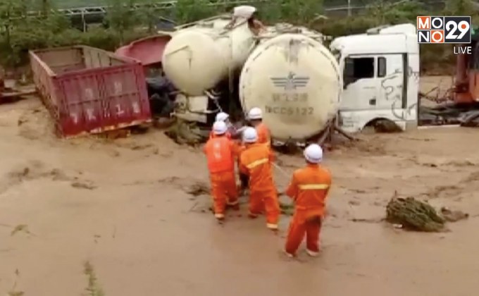 น้ำท่วมพัดรถบรรทุกในจีน