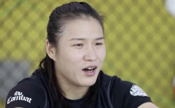 หญิงจีนคนแรกสามารถคว้าแชมป์ UFC