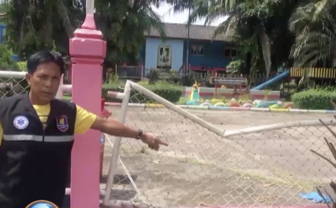 ช้างป่าสองแม่ลูกหิวอาละวาดพังโรงเรียน