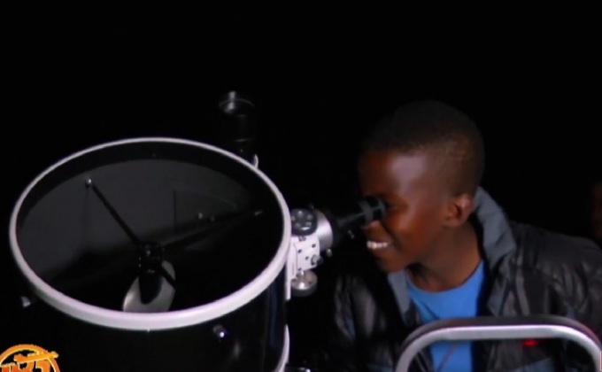 คาราวานกล้องโทรทัศน์เคลื่อนที่ในเคนยา