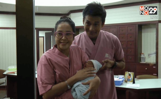 “เอ็กซ์ ธิตินันท์” ควงภรรยา เผยโฉมลูกชายคนแรก “ฟังธรรม”