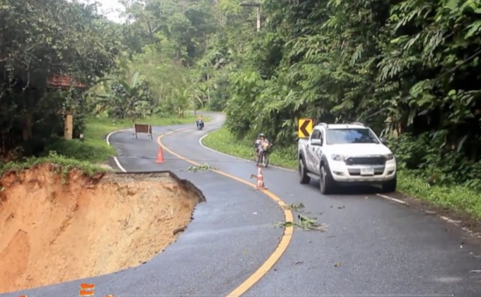 “เบตง” ดินสไลด์ถนนสายหลักพังเสียหาย
