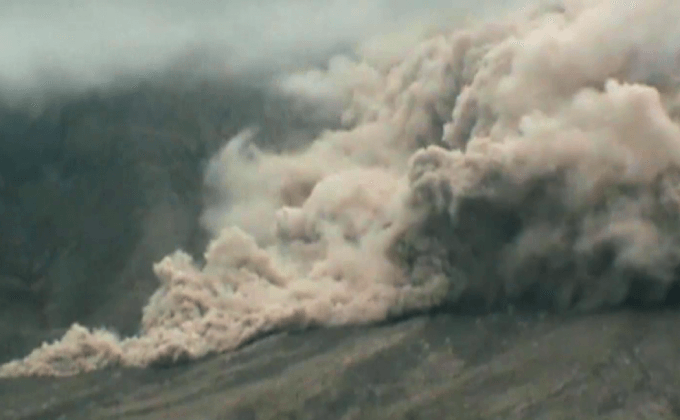 ภูเขาไฟราอุงในอินโดนีเซียพ่นเถ้าถ่าน