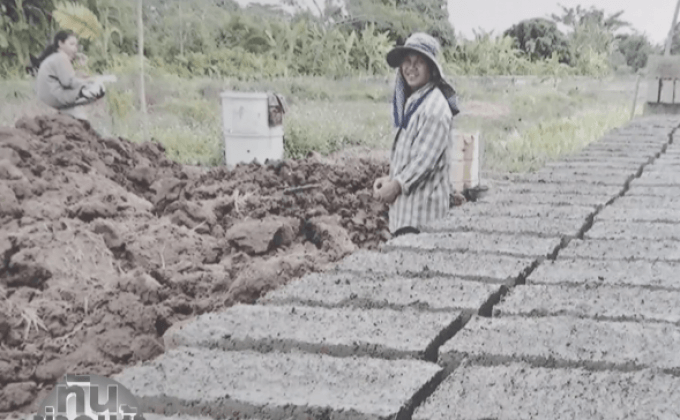 2 สามีภรรยาเมืองพะเยา สร้างบ้านดิน อยู่แบบศก.พอเพียง