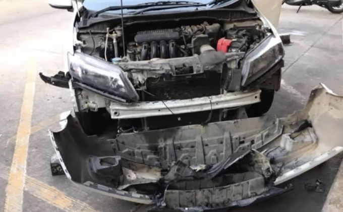 ฝูงสุนัขรุมแทะรถเก๋งเสียหาย